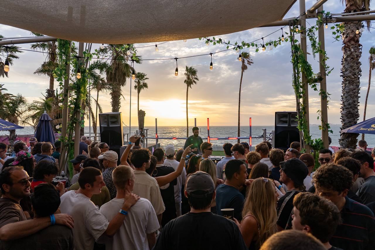 No Way Back — Riviera crowd